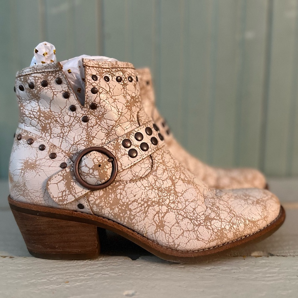 Söfft Allene II Bootie (Women) IVORY, Size 7M - Picture 4 of 8